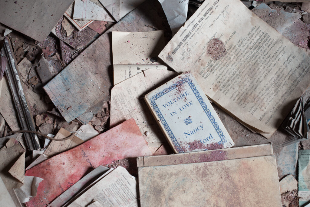 Fascist papers and Voltaire in Love in the Valle de Ferriere